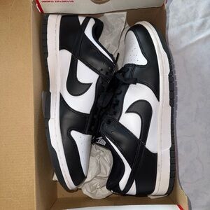 Nike Men's Black and White Low-Top Sneakers